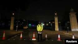 Cảnh sát đứng canh sau vụ bắt giữ người đàn ông cầm dao bên ngoài Điện Buckingham, London, Anh quốc, ngày 25/8/17.
