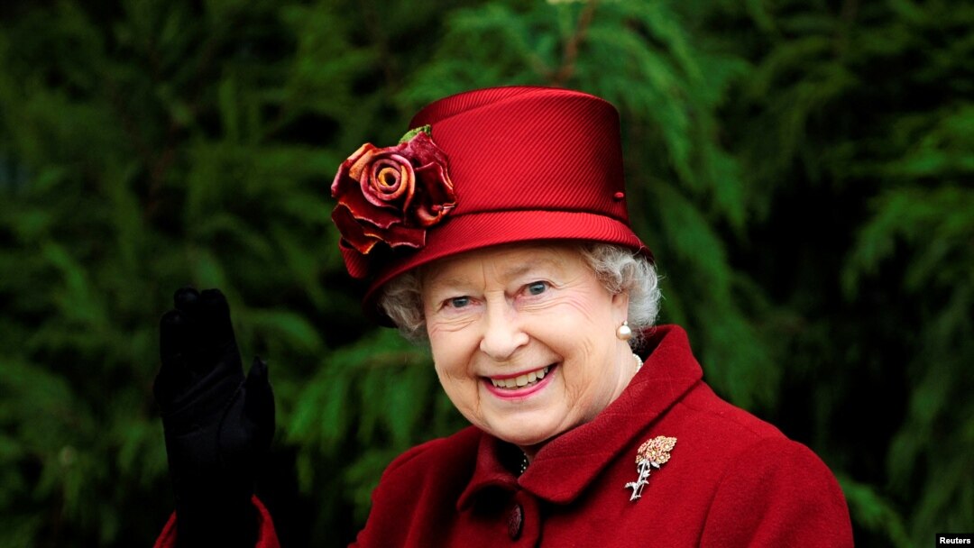 La Reina Isabel II saluda en Gloucestershire, Inglaterra, el 13 de marzo de 2009.