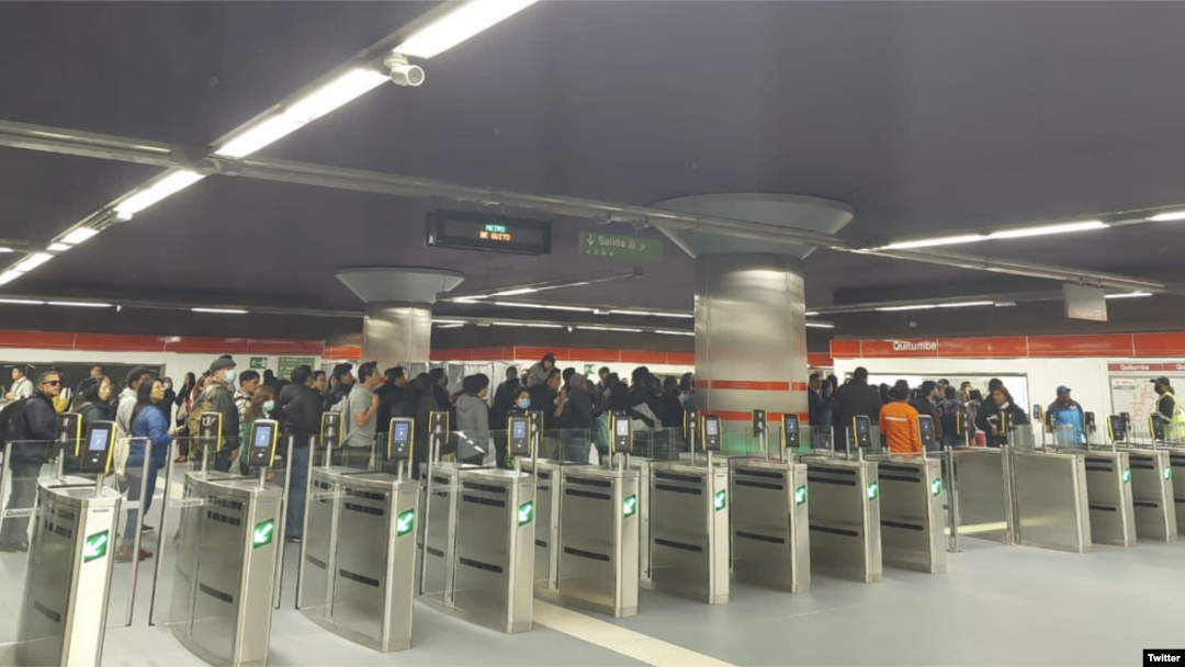 Usuarios del metro de Quito, Ecuador, hacen fila para lograr un boleto que les permita ingresar al medio de transporte. [Foto: Twitter @santiguarderas]