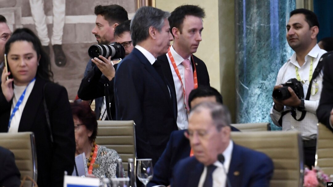 El secretario de Estado de EEUU, Antony Blinken, arriba al centro, pasa junto al ministro de Relaciones Exteriores de Rusia, Sergey Lavrov, durante la reunión de ministros de Relaciones Exteriores del G20 en Nueva Delhi el jueves 2 de marzo de 2023. 