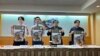 在台港人联手台湾志工组成的“台港同行”团队12月15日召开记者会表示，总成员20多人将自12月27日起开始环台8天，并于六个主要城市进行宣讲，希望唤醒台湾选民，勿忘香港血的教训，持续抵抗极权中国的决心。（美国之音特约记者林乃绢拍摄）