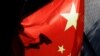 资料照片： 2022年11月3日中国北京，中国国旗后显示的监控摄像头侧影。（路透社照片）
