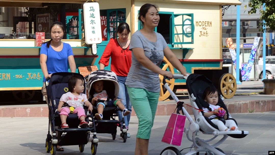 北京一家商場外的婦女和孩子（資料照：2014年10約18日）