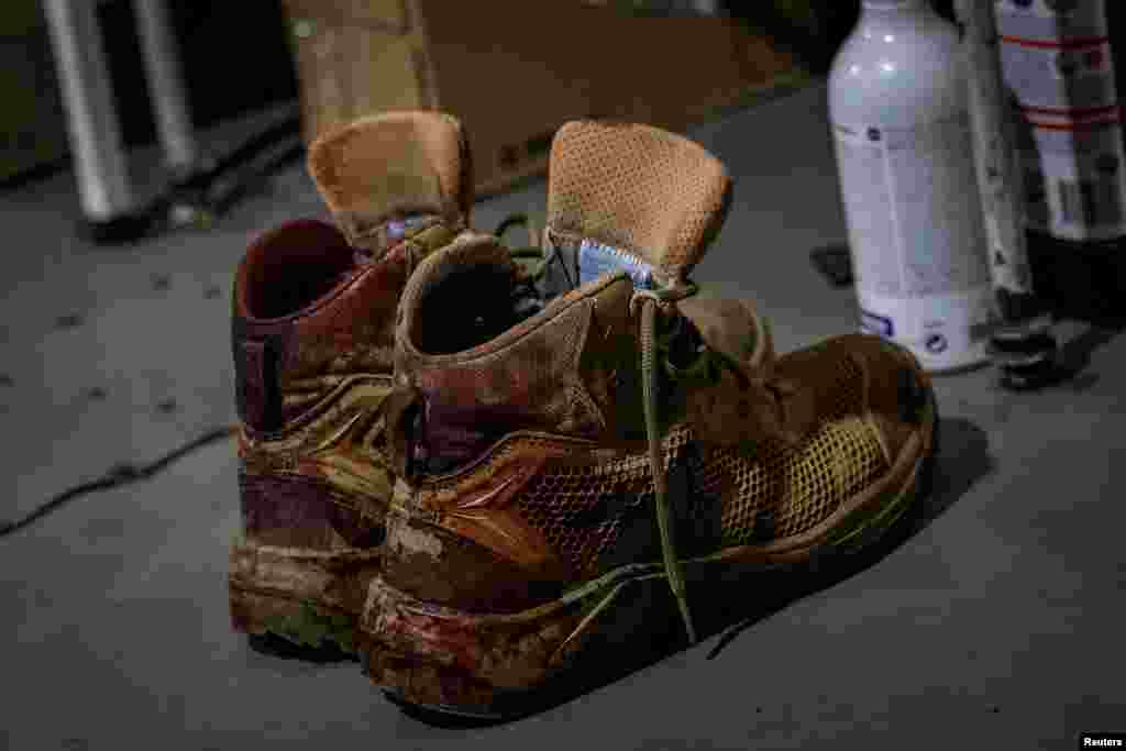 Un par de botas militares ensangrentadas de un militar ucraniano se ven dentro de un punto de estabilización médica, cerca de la ciudad de Chasiv Yar, en la región de Donetsk, Ucrania, el 1 de julio de 2024.&nbsp;