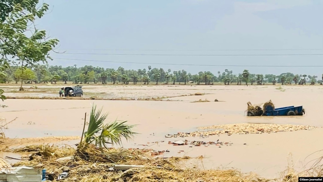 စလင်းမြို့နယ် ဆင်ဖြူကျွန်းမှာ မိုခါမုန်တိုင်းကြောင့် လူ ၃ ဦးသေဆုံးခဲ့ရ၊ အပျက်အစီးများပြား (မေ ၁၅၊၂၀၂၃)