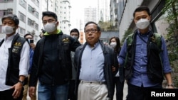 香港警察拘捕香港著名民主人士何俊仁。（2023年3月21日）