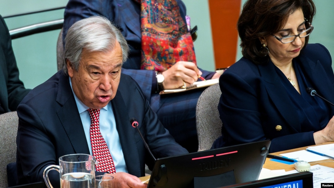 El secretario general de las Naciones Unidas, Antonio Guterres, habla junto a Sima Bahous, directora ejecutiva de ONU Mujeres, durante la celebración del Día Internacional de la Mujer 2024 en la sede del organismo en Nueva York, EEUU, el 8 de marzo de 2024.