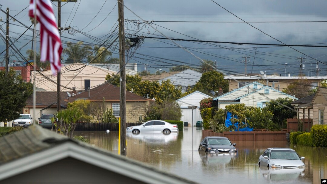 Autos parcialmente sumergidos en las aguas de la inundación en Watsonville, California, el sábado 11 de marzo de 2023. (Foto AP/Nic Coury)