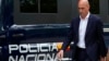 L'ancien président de la fédération espagnole de football, Luis Rubiales, passe devant un fourgon de police à Madrid, le 15 septembre 2023. AP / Manu Fernandez