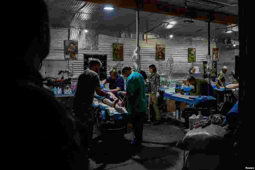 Militares ucranianos heridos son atendidos dentro de un punto de estabilización médica de la Quinta Brigada de Asalto Separada de Kiev, cerca de la ciudad de Chasiv Yar, en la región de Donetsk, Ucrania, el 1 de julio de 2024.&nbsp;