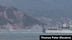 Un buque de guerra chino dispara a un objetivo durante un simulacro militar cerca de Fuzhou, provincia de Fujian, cerca de las islas Matsu controladas por Taiwán que están cerca de la costa china, China, 8 de abril de 2023.