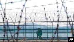 Soldados surcoreanos patrullan cerca de la frontera entre las dos Coreas en Panju, Corea del Sur, el 16 de febrero de 2023.