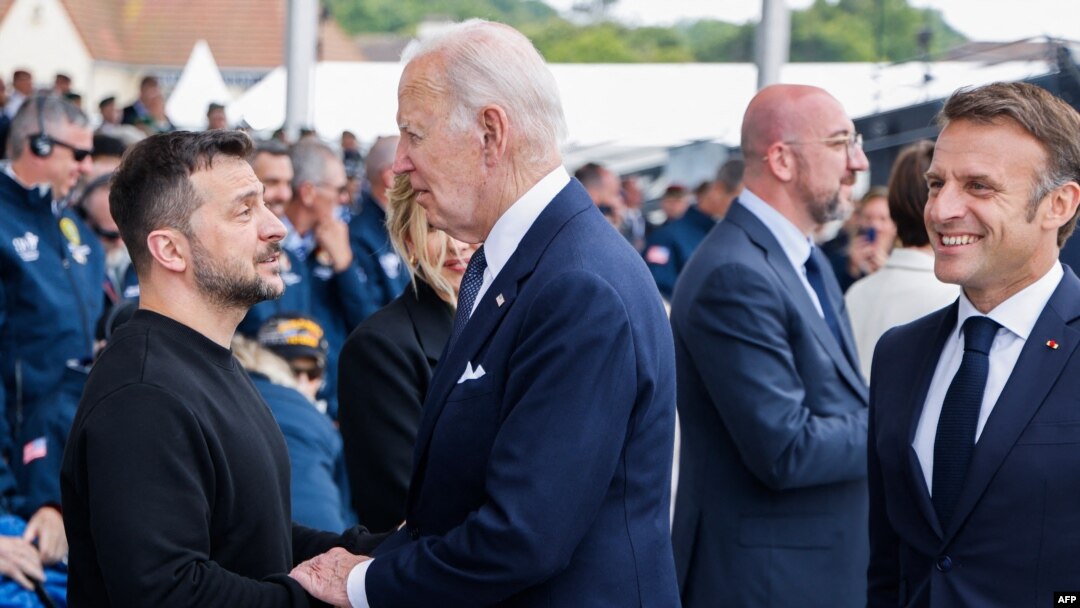 ჯო ბაიდენის და ვოლოდიმირ ზელენსკის შეხვედრა საფრანგეთში, ნორმანდიაში მოკავშირეთა გადასხმის 80 წლის აღსანიშნავად გამართულ ცერემონიაზე. 6 ივნისი, 2024 წ.