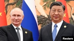 资料图： 2023年10月18日俄罗斯总统普京(左)与中国国家主席习近平在北京出席“一带一路”高峰论坛期间举行会晤。（路透社）