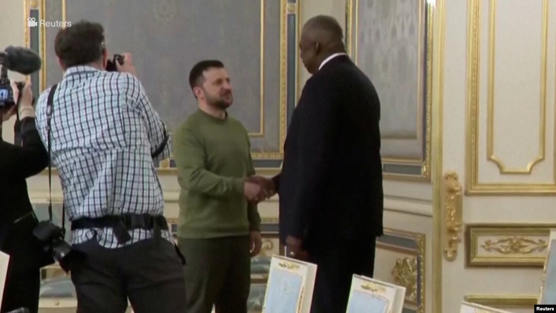 Ukraine, Kyiv, defense secretary Lloyd Austin with Ukrainian president Volodimir Zelensky (Foto: Reuters video grab)