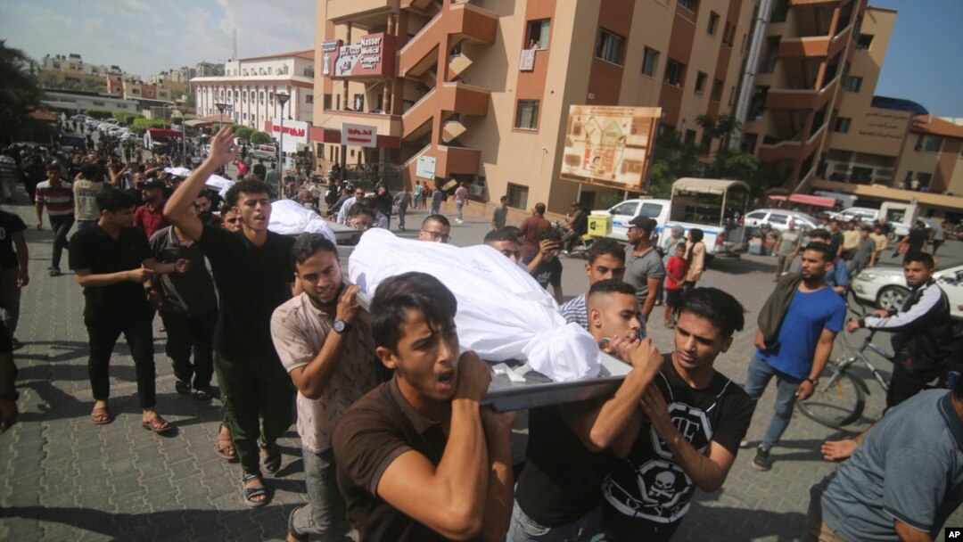Palestinci nose tela članova porodice Abu Raješ, ubijenih u izraelskom granatiranju, tokom sahranje u Rafai, Pojas Gaze, 12. oktobra 2023.