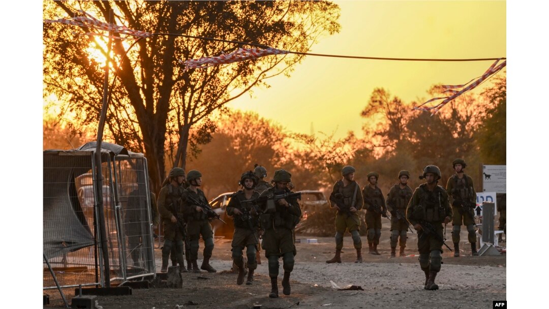 Izraelski vojnici patroloraju 12. oktobra 2023. u blizini kibuca Bir, gde je 270 žitelja ubijeno u napadu militanata Hamasa 7. oktobra tokom muzičkog festivala Nova.