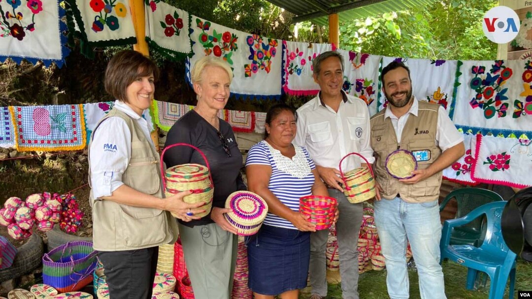 La embajadora de Estados Unidos ante Naciones Unidas en Roma, Cindy McCain, visitó huertos y programas de emprendimiento de mujeres en el sector Plan del jocote, Chiquimula, en Guatemala, el 26 de julio de 2022.