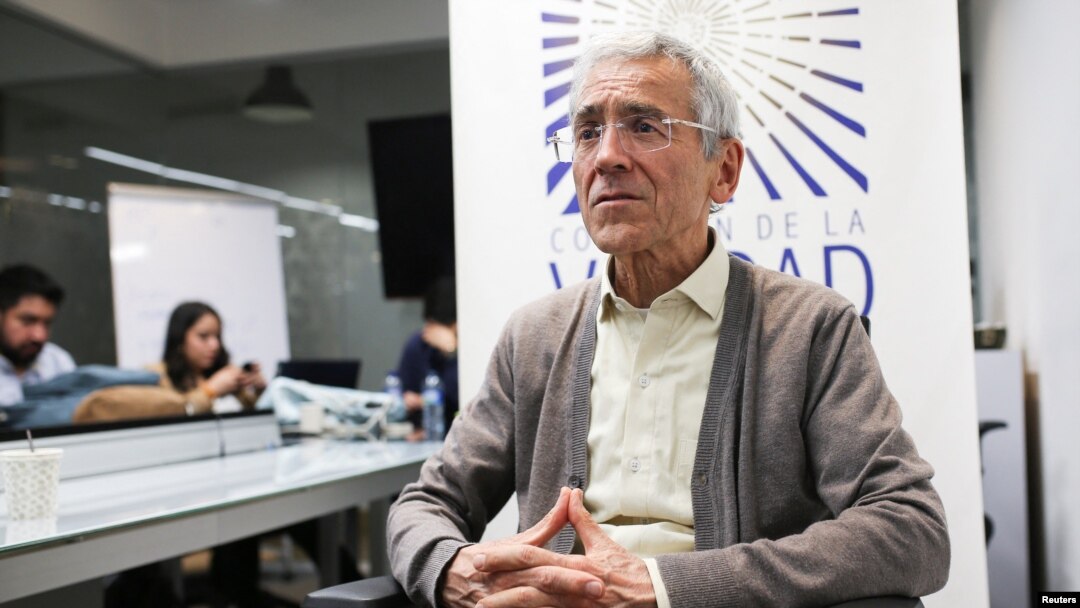 Francisco de Roux, presidente de la Comisión de la Verdad, asiste a una entrevista con Reuters en Bogotá, Colombia, el 28 de junio de 2022.