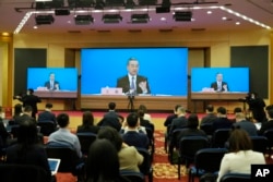 中国外长王毅在北京中国全国人大的记者会上表示中国将尽快向乌克兰提供一批紧急人道主义物资援助。 (2022年3月7日)