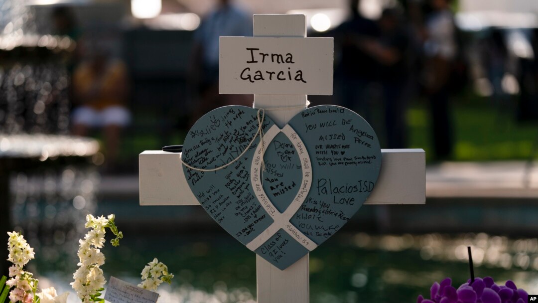 Una cruz en memoria de Irma García, una de las dos maestras fallecidas en el asalto a la escuela primeria de Robb, en Uvalde, Texas, el 26 de mayo de 2022.