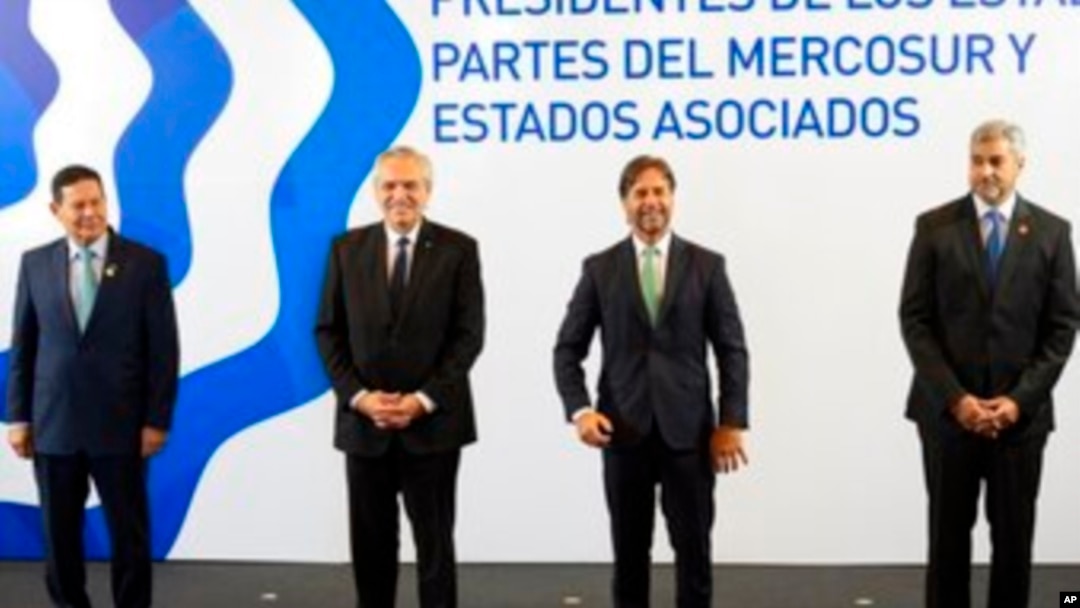 De izquierda a derecha, el vicepresidente de Brasil, Hamilton Mourao; el presidente de Argentina, Alberto Fernández; el presidente de Uruguay, Luis Lacalle Pou, y el presidente de Paraguay, Mario Abdo Benítez, en cumbre del Mercosur, Montevideo, Uruguay. 6 de diciembre de 2022. 