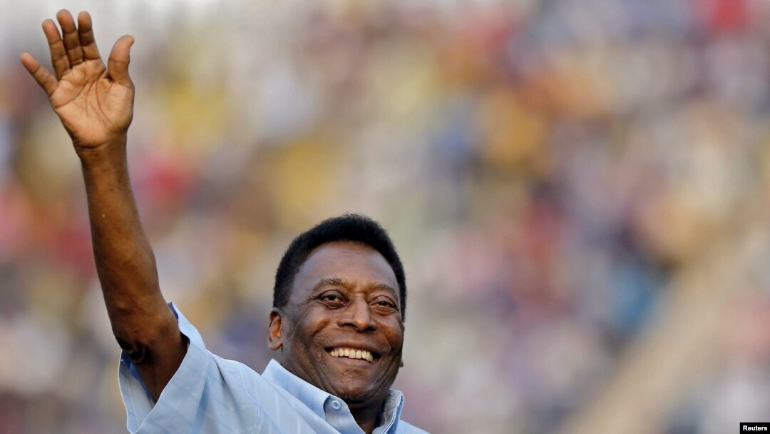 El legendario futbolista brasileño Pelé saluda a los espectadores antes del inicio del último partido de fútbol masculino sub-17 del torneo de la Copa Subroto en el estadio Ambedkar en Nueva Delhi, India, el 16 de octubre de 2015.