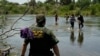 México advierte a migrantes que EEUU seguirá expulsando a quienes crucen ilegalmente 