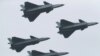 在第十四届中国国际航空航天博览会上，中国空军最先进的J-20隐形战机以四机编队飞行。（2022年11月8日）