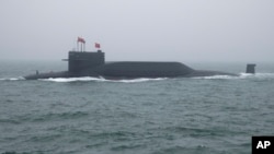资料照：中国海军的094晋级战略核潜艇“长征15号”2019年4月23号出现在山东省青岛市附近海面，参加庆祝中国人民解放军建军70周年纪念。（美联社）