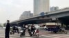 VOA连线：北京高架桥挂出反习横幅 小民 : 这是对习近平准备连任的反感与否定