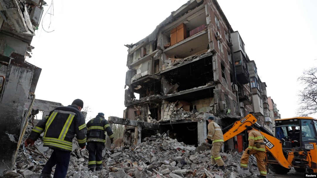 Los rescatistas trabajan en un edificio residencial dañado durante el conflicto entre Ucrania y Rusia en la ciudad portuaria sureña de Mariupol, el 19 de abril de 2022.