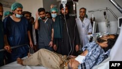 Mwanamme aliyejeruhiwa katika shambulizi la bomu katika msikiti wa washia akipokea matibabu hospitalini April 21, 2022.
PICHA: AFP