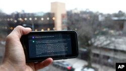 2023年1月5日，一名用户在纽约布鲁克林的一所公立学校附近用手机使用ChatGPT的问答功能。