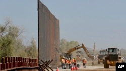 El fallo de la jueza de distrito Barbara Rothstein acepta como válidos argumentos presentados por el fiscal general del estado de Washington contra el desvío de fondos asignados al Pentágono para la construcción de un muro en la frontera entre EE.UU. y México. 