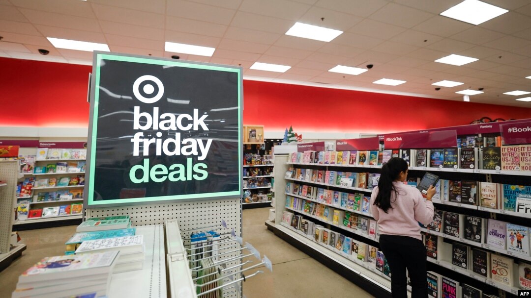 Una mujer hace compras en una tienda Target en Chicago el 26 de noviembre de 2024, antes del día de compras del Viernes Negro. (Foto de KAMIL KRZACZYNSKI / AFP)