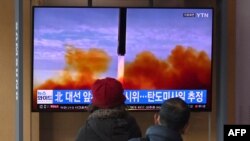 韩国民众在首尔一个火车站观看朝鲜发射导弹的新闻（2022年3月5日）