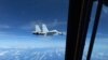 据美国军方称，一架中国海军歼-11战斗机在南中国海上空的国际空域靠近美国空军RC-135飞机飞行，视频拍摄于2022年12月21日。