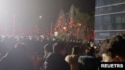 生产抗原检测试剂盒、全自动核酸提取仪等防疫产品的重庆大渡口中元汇吉药厂星期六（1月7日）爆发数以百计的员工聚集在厂区游行抗议，一度警方发生冲突。