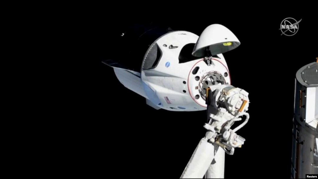ARCHIVO- La cápsula Crew Dragon de SpaceX acercándose a la Estación Espacial Internacional. 3-3-19.