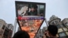 北京一个购物中心的大电视屏幕播放中国国家主席习近平访问新疆维吾尔自治区
