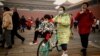 时事大家谈：中国多地疫情反弹 就地过年还是回家团圆？