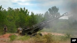 Ushtarët ukrainas qëllojnë me artilerinë e rëndë amerikane M777 (rajoni Donetsk, 18 qershor 2022)