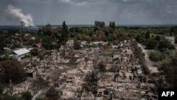 Picha iliyopigwa kutoka angani inaonyesha nyumba zilivyoharibiwa baada ya baada ya shambulizi katika mji wa Pryvillya, mashariki ya Mkoa wa Donbas wa Ukraine June 14, 2022, katikati ya uvamizi wa Russia amid Russian katika miji ya Severodonetsk na Lysychansk.