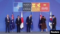 在去年(2022年6月29日)北约马德里峰会期间，受邀出席的“亚太四国”领导人--澳大利亚总理阿尔巴内斯、日本首相岸田文雄、新西兰总理阿德恩以及韩国总统尹锡悦正准备同北约秘书长斯托尔滕贝格一起合影。