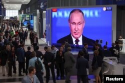 Washiriki wa Jukwaa la Uchumi wa Kimataifa huko St. Petersburg, Russia wakimsikiliza Rais Vladimir Putin, June 17, 2022. REUTERS/Anton Vaganov