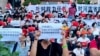 在中国河南一些农村银行前抗议银行冻结存款的储户们。（2022年7月10日）