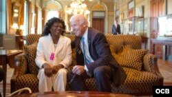 La líder de las Damas de Blanco, Berta Soler, con el vicepresidente Biden en Washington.
