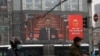 北京街头的大屏幕显示中国领导人习近平在参加全国人大会议的开幕式。（2021年3月5日）
