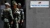 Soldados venezolanos montan guardia en un colegio electoral durante la elección de legisladores municipales en Caracas, Venezuela, 9 de diciembre de 2018. 
